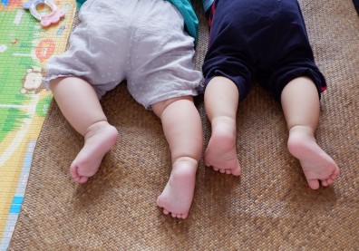 網傳：雙胞胎肚子裡打架「出生全身瘀青」？醫師曝真正原因