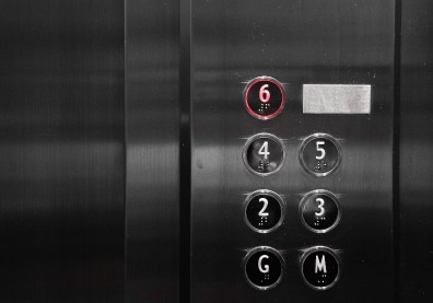 電梯裡碰到不熟的同事，社交壓力直線上升？精神科醫師：你其實根本不需要閒聊