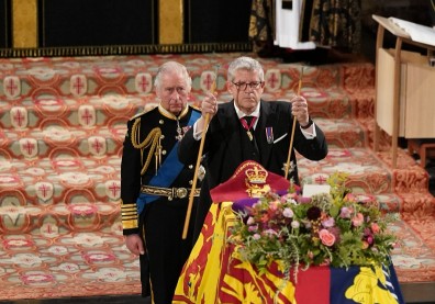 英國女王統治時代落幕！斷杖儀式睽違70年再現
