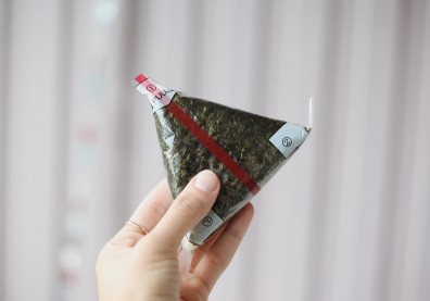 最常見的日式飯糰為何不是圓球、圓柱狀，而是三角形？
