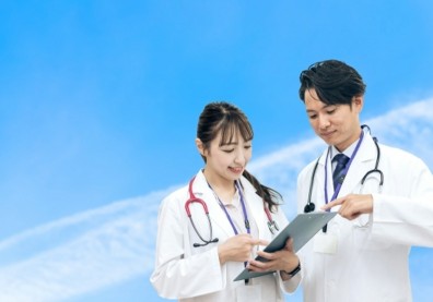 醫護入境也鬆綁！0+7自主防疫期間，每1至2天快篩陰可上班