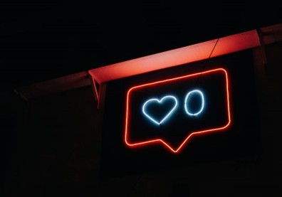 撐過重度憂鬱症，英男大生自白：社群媒體是年輕世代的詛咒