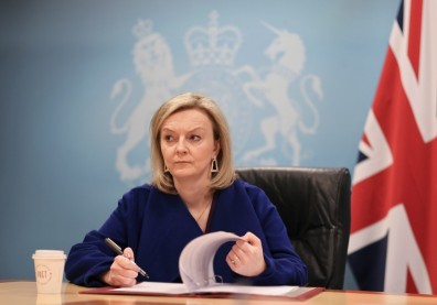 上任未滿月承諾破功！英相特拉斯「富人減稅政策」髮夾彎挨批