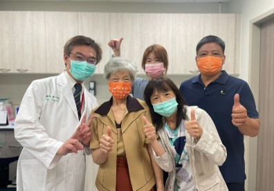 7旬婦肺癌第四期轉移一度臥床拒絕治療，今踏高跟鞋回診感謝醫護