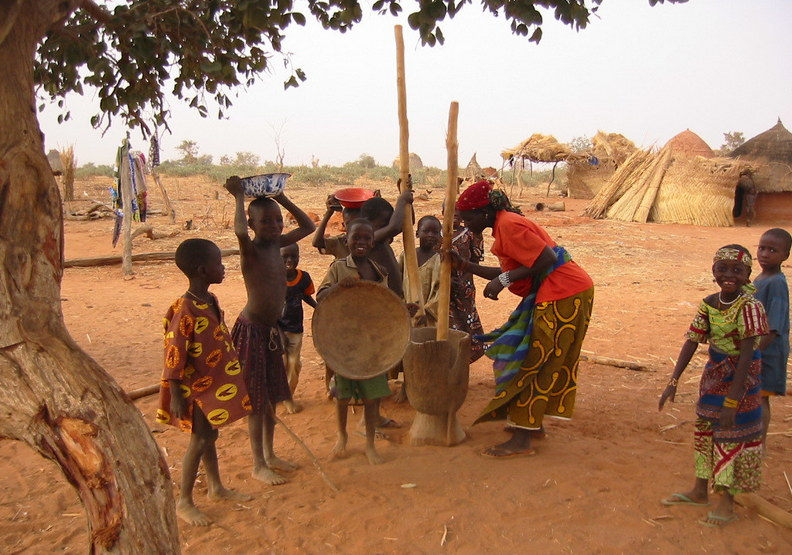 尼日位於非洲撒哈拉沙漠中最貧困、動盪的薩赫爾地區，飽受政變、乾旱和飢荒之苦，在美國卻無人關注，讓薩克斯十分衝擊。openverse
