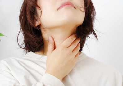 妙齡女嘴巴臭、脖子腫漲痛竟是「唾液腺結石」作怪，２類人易好發