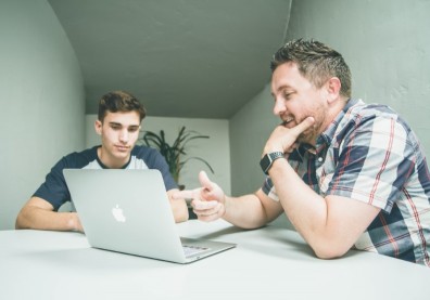 當下屬說「經理，我這次業績達標了！」你會如何回應？