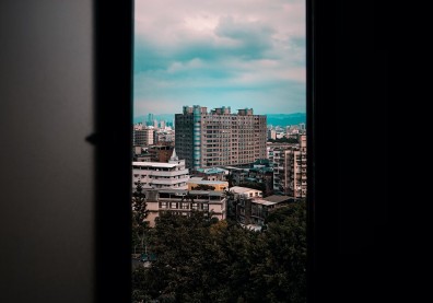 買不起房又不夠窮？台灣青年居住處境，如同香港「夾心階層」