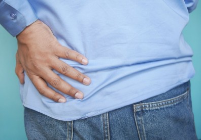 男喉嚨沙啞、背痛，就醫檢查驚見肺癌細胞竟「啃掉腰椎骨」