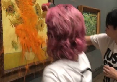 梵谷名畫《向日葵》險毀！環保人士潑番茄汁抗議英國石油開採計畫