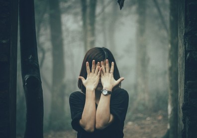 被演算法謀殺的14歲少女！父親點開她手機：那是一個荒涼卻無法逃脫的世界