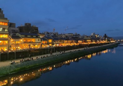 來京都旅遊該住哪裡？本地人推薦：睡在鴨川旁邊是奢侈享受