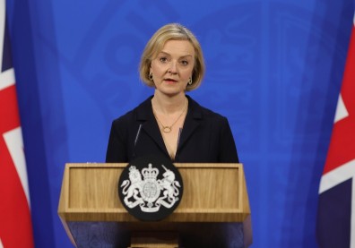 英國財相、首相接連下台！特拉斯減稅政策髮夾彎釀風波