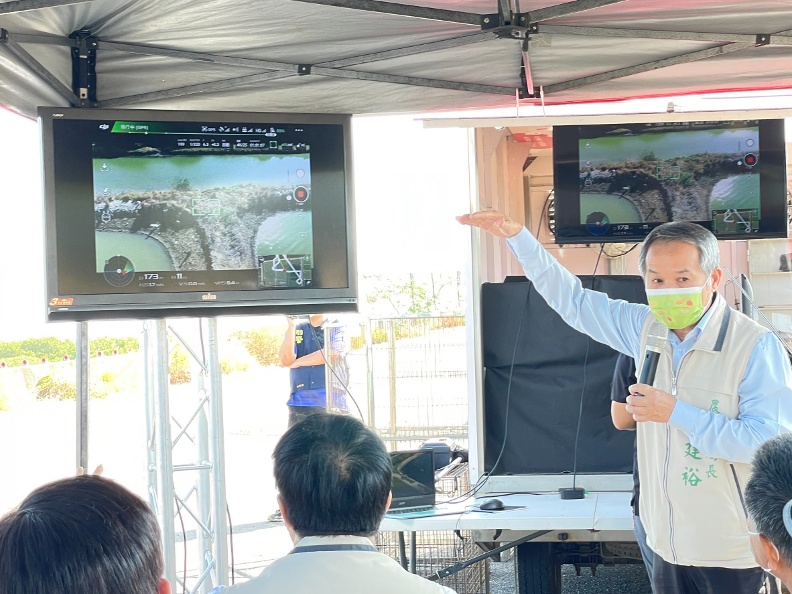 農業局李建裕局長現場解說無人機應用於遊蕩犬調查捕捉。