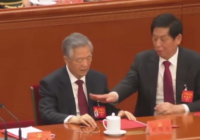 中共20大》翻文件起爭執？胡錦濤提早離場「較早畫面」曝