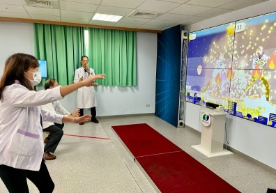 秒測跌倒機率！群創攜手醫院，「兩招」助長輩快樂復健