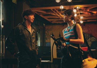 《窄路微塵》：疫情之下的晦暗，總有為了生存，努力綻放的溫暖微光