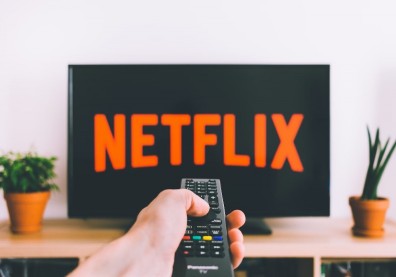 Netflix正式推出廣告方案！領先Disney+，低價策略吸引新用戶