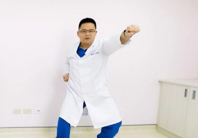 緩解胸悶緊繃、刺激腦部！中醫教你做八段錦增體力，促進氣血循環