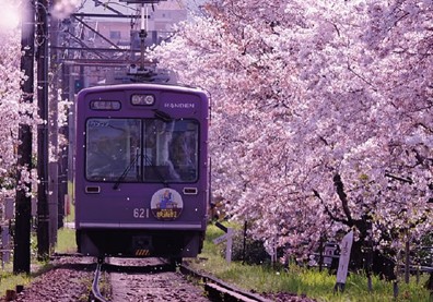 造訪京都不能錯過的精采：行駛在狹窄軌道上，饒富情調的「嵐電」