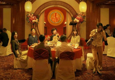 謝盈萱的多重宇宙魅力！金馬59主持人玩翻自我，重現《孤味》經典故事