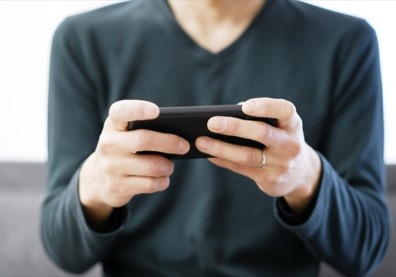 手遊打到手麻、手指變形成「鷹爪手」，醫師：尺神經壓迫致肘隧道症候群