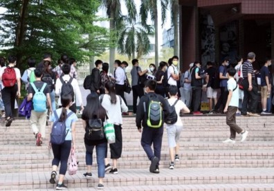 台灣高教學店化？大學求生存只能「開大門」，破百系將不採英文
