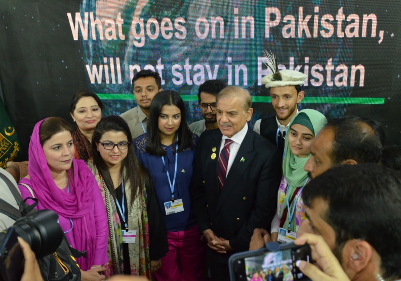 巴基斯坦總理（中著西裝者）在COP27會場被聽眾圍住。白育綸攝影