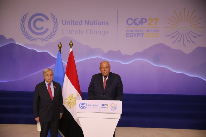 聯合國秘書長古特瑞斯（左）和埃及外交部長蘇克里（右）宣布COP27延長一天閉幕。圖取自Twitter by COP27
