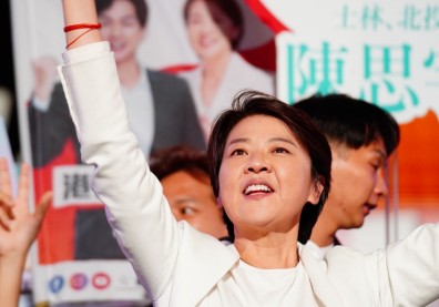 2022九合一選舉／兒獻祝福黃珊珊淚灑會場，超越藍綠並打親情牌：「為他的未來而戰」