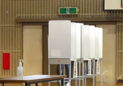 「防疫專用通道與遮蔽」供非確診有症狀者使用，王必勝重申：確診者禁止外出