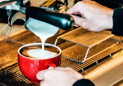 咖啡廳、手搖飲料店使用的業務用奶與市售鮮乳差在哪？專家帶你看懂