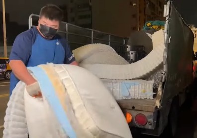 大S床墊銷毀熱度不減，清運、家具業趁機出擊搶占眼球