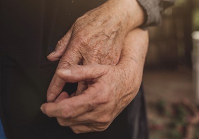 「爸爸，你要喝水嗎？」失智症奶奶一句話，讓病房裡的人全落淚