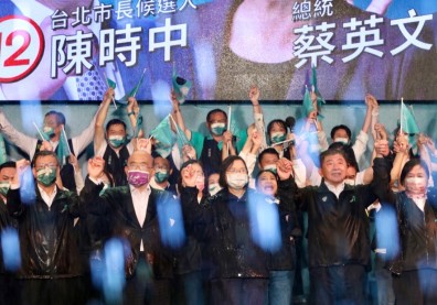 2022九合一選舉／分不清雨水淚水，蔡英文濕身挺陳時中