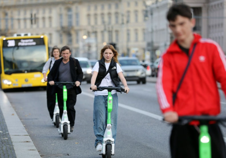 電動滑板車塞滿歐洲街頭其實不環保？柏林祭新法鼓勵免費停車