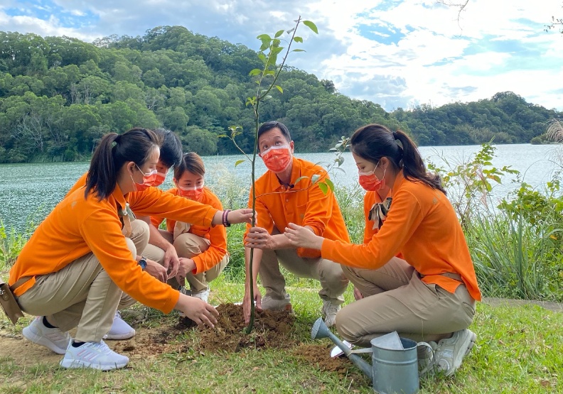 台灣房屋集團總裁彭培業帶領同仁一起種樟樹。台灣房屋提供