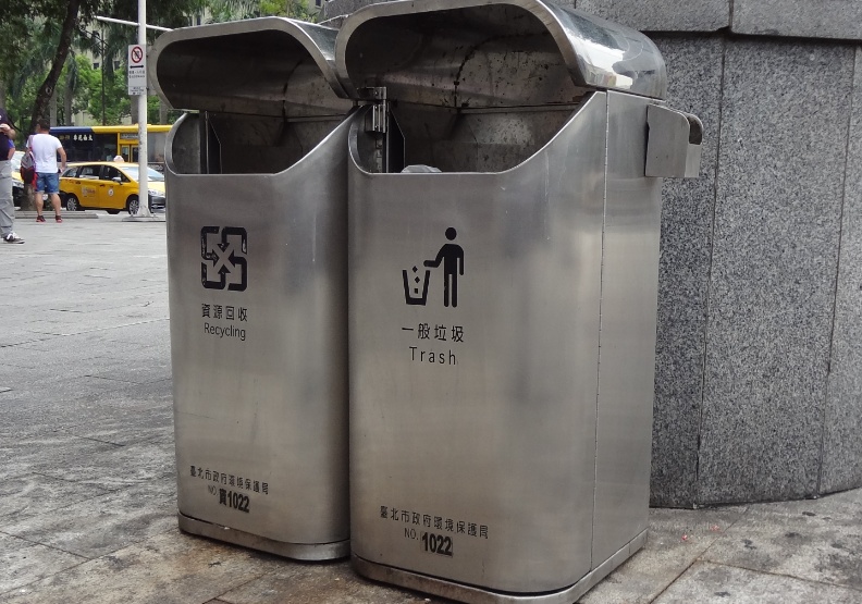 藍、白上演垃圾桶大戰！台灣該學日本還是香港？ | 遠見雜誌