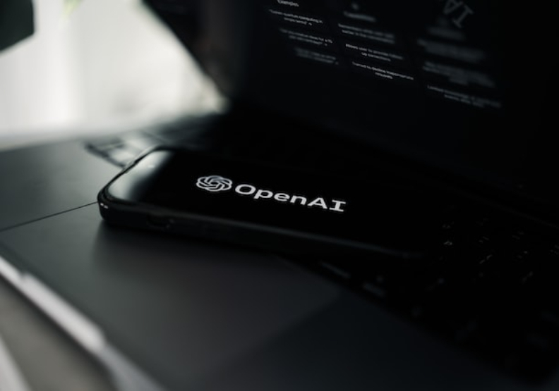 OpenAI開發的聊天機器人ChatGPT，2022年11月一上線，短短2個月就吸引全球上億用戶使用。取自Unsplash。攝影者Zac Wolff。