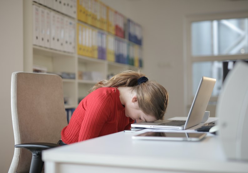 對上班族來說，午睡能控制在30分鐘內才不會愈睡愈累。pexels
