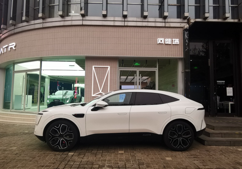 北京三里屯的新能源汽車體驗店。邱莉燕攝