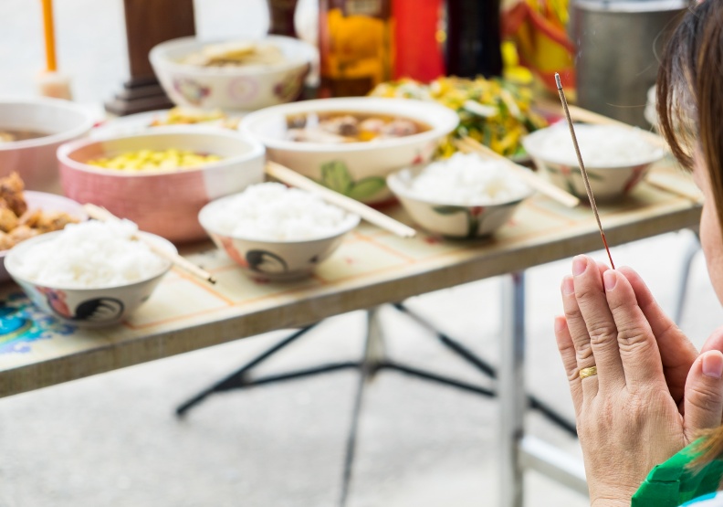 中元節祭拜祖先通常在中午吃飯前完成，遵守先讓祖先吃過，子孫才能吃的倫理。僅為情境配圖，取自Shutterstock