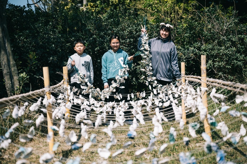 芳苑外海潮間帶擁有近千公頃的蚵田，因地制宜發展出全世界唯一以海牛載運的「海牛文化」，為響應永續，學校也透過與社區合作，創造廢棄蚵殼循環利用的價值。