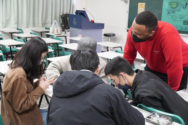 臺科大辦理英語角落活動，由英文小老師安排不同主題活動，提升學生英文的學習。