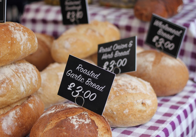 在英國，不斷攀升的物價令人對購物縮手，甚至是買麵包這件小事。Unsplash by Metin Ozer 