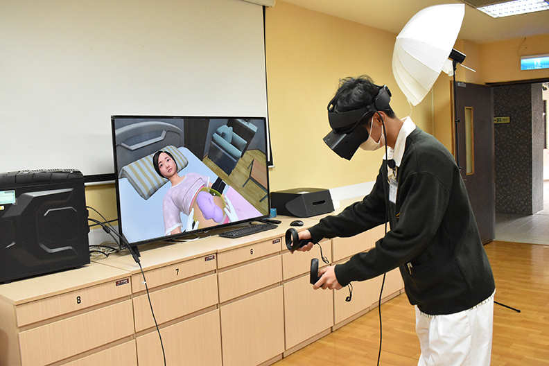 讓學生運用VR、AR等設備，除了讓技術更加嫻熟外，還能進行臨床上罕見病例的實地演練。