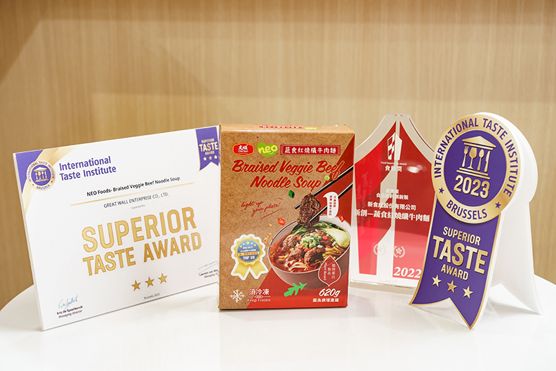 NEO蔬食紅燒纖牛肉麵榮獲2023國際食品界米其林 iTQi 風味絕佳獎三顆星最高榮譽，更是湯品類中，唯一獲得三星獎章的產品。