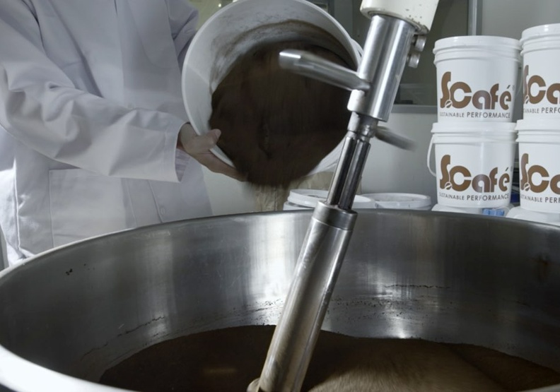 透過低溫高壓環保專利製程，完成奈米咖啡渣，成為紗線的原料。取自興采官網