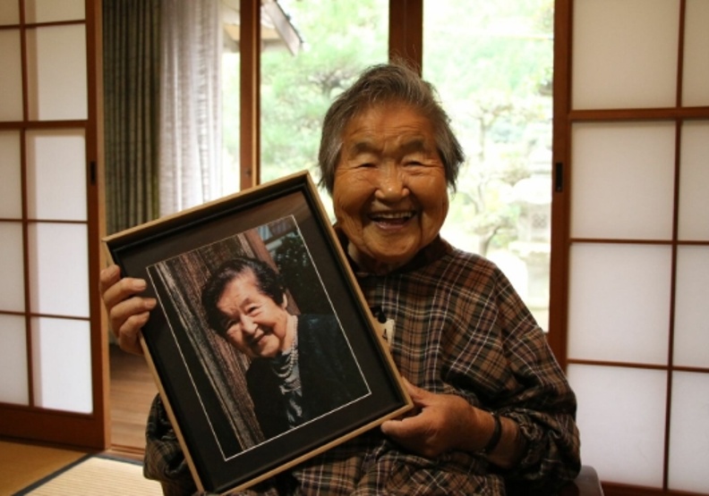 哲代奶奶80歲準備「終活」時，拍下預備作為遺照的照片，如今超過百歲的她看來，覺得格外有趣。 取自文春オンライン 