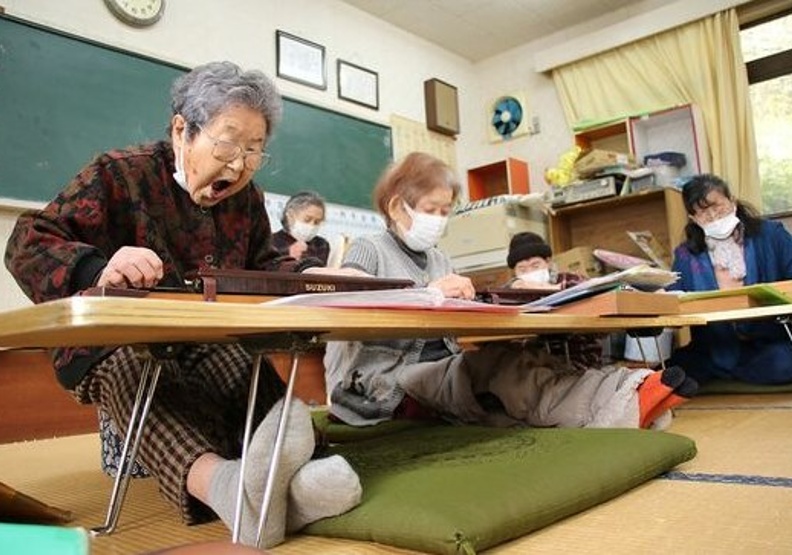 哲代奶奶（左）每週參加社團練琴，也順便和朋友聊天。取自婦人公論.jp 